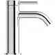 Armatur von Ideal Standard mit glattem, verchromtem Design und einem leicht zu bedienenden Hebel auf der Oberseite. Der Auslauf hat eine gebogene Form.